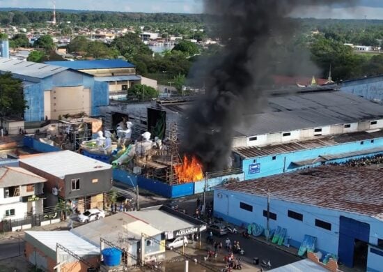 Incêndio no galpão do boi caprichoso causa pânico em Parintins-AM. Foto: Reprodução/ TV Norte Amazonas.