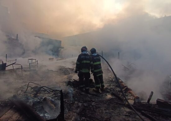 Ainda não há registro de vítimas do incêndio, segundo bombeiros - Foto: Reprodução/Twitter @BombeirosPMESP