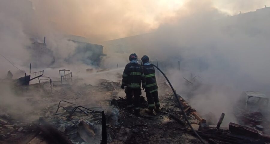 Ainda não há registro de vítimas do incêndio, segundo bombeiros - Foto: Reprodução/Twitter @BombeirosPMESP