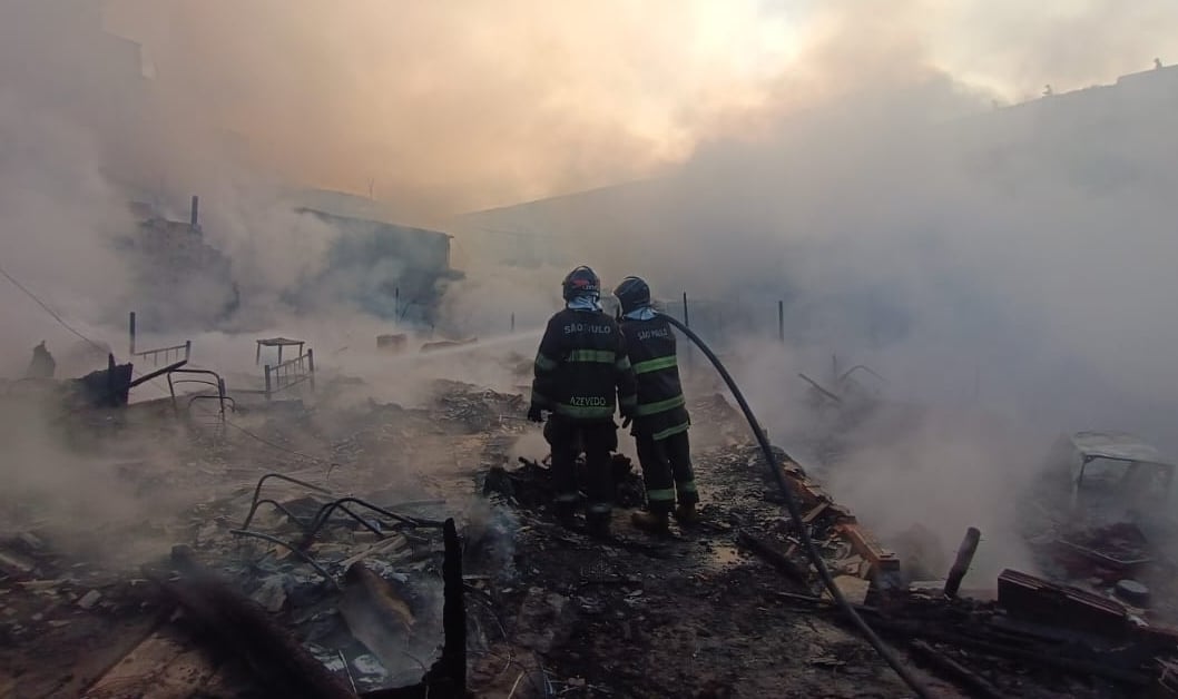 Ainda não há registro de vítimas do incêndio, segundo bombeiros - Foto: Reprodução/Twitter @BombeirosPMESP