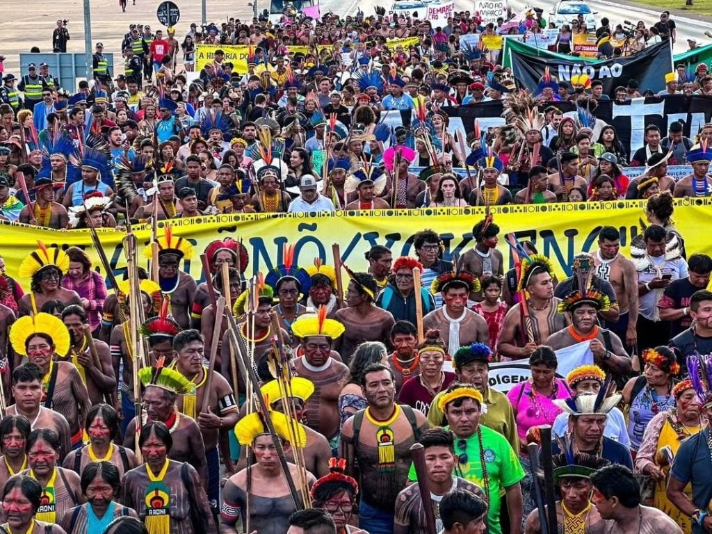 Indígenas assistem votação do STF sobre marco temporal do lado de fora - Foto: Beka Munduruku