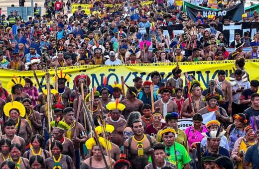 Indígenas assistem votação do STF sobre marco temporal do lado de fora - Foto: Beka Munduruku