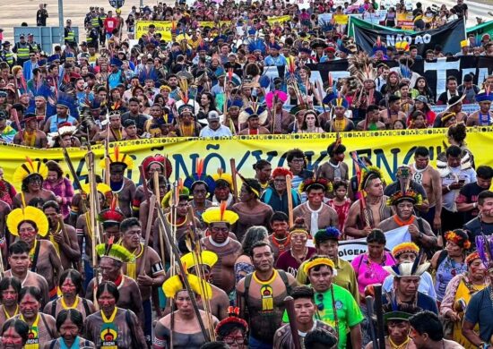 Indígenas assistem votação do STF sobre marco temporal do lado de fora - Foto: Beka Munduruku