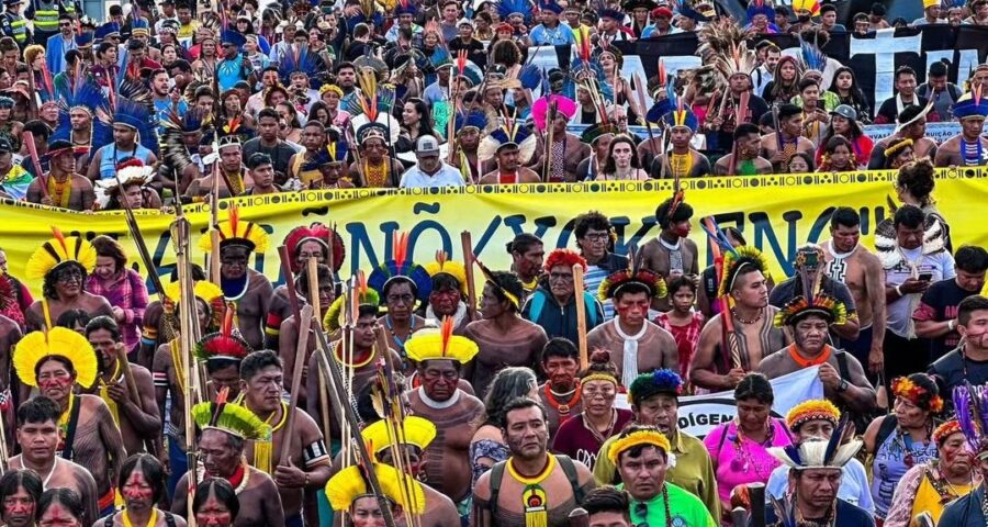 Indígenas assistem votação do STF sobre marco temporal do lado de fora - Foto: Beka Munduruku