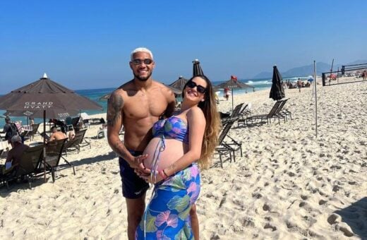 De passagem pelo RJ, Joelinton curtiu uma praia com a esposa, Thays Gondim - Foto: Reprodução/Instagram @thaysgondim_