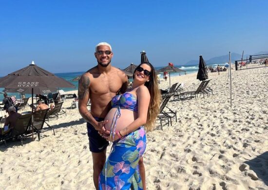 De passagem pelo RJ, Joelinton curtiu uma praia com a esposa, Thays Gondim - Foto: Reprodução/Instagram @thaysgondim_