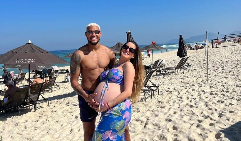 De passagem pelo RJ, Joelinton curtiu uma praia com a esposa, Thays Gondim - Foto: Reprodução/Instagram @thaysgondim_