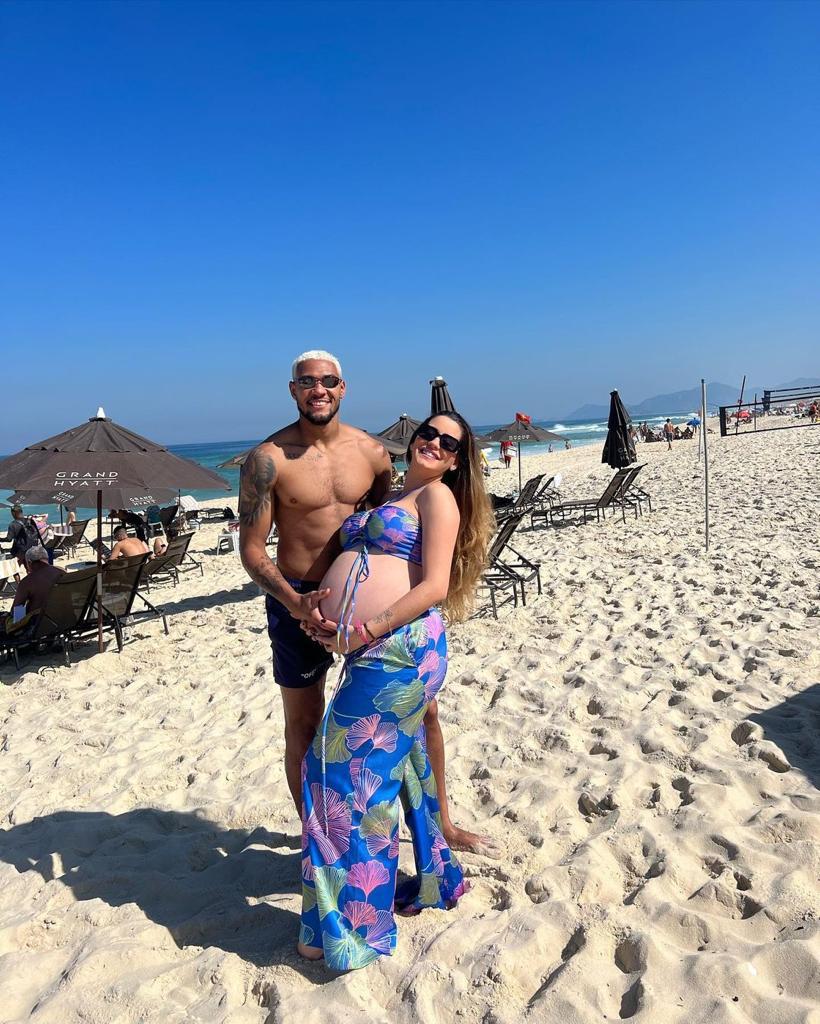 De passagem pelo RJ, Joelinton curtiu uma praia com a esposa, Thays Gondim - Foto: Reprodução/Instagram @thaysgondim_