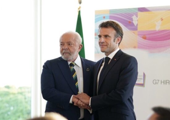 Lula e Macron posam para foto em evento oficial - Foto: Reprodução/Twitter @EmmanuelMacron