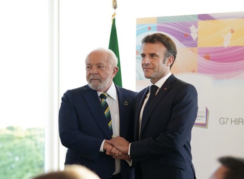 Lula e Macron posam para foto em evento oficial - Foto: Reprodução/Twitter @EmmanuelMacron