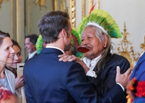 Registro do encontro de Macron com o Cacique neste domingo (4) -Foto: Reprodução/Redes Sociais