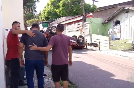 Motorista perde controle e capota em rua da Zona Centro-Oeste de Manaus. Foto: Reprodução/ TV Norte Amazonas.