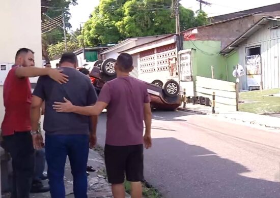 Motorista perde controle e capota em rua da Zona Centro-Oeste de Manaus. Foto: Reprodução/ TV Norte Amazonas.