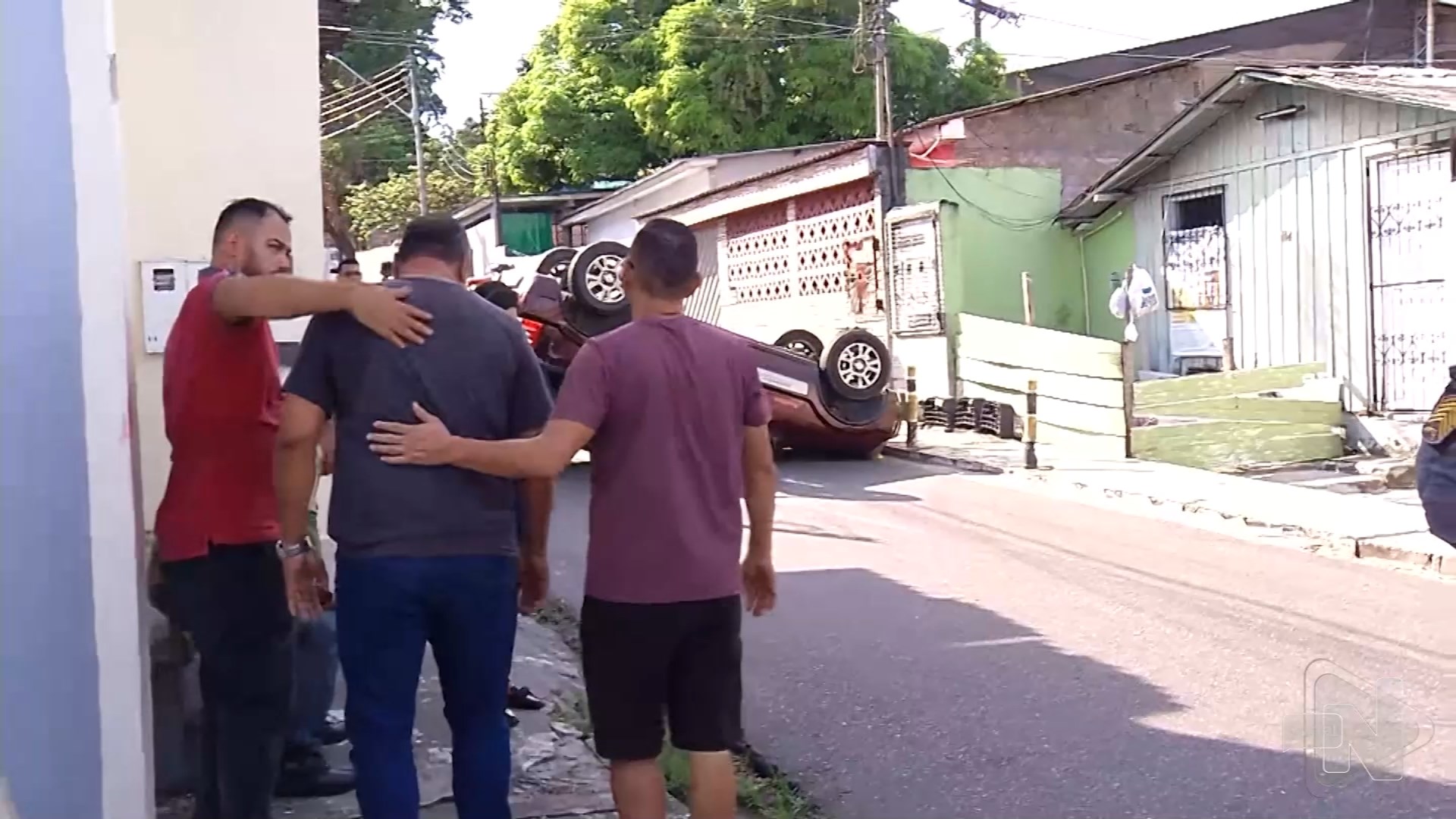 Motorista perde controle e capota em rua da Zona Centro-Oeste de Manaus. Foto: Reprodução/ TV Norte Amazonas.