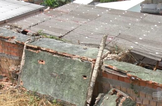 Muro cai em residência e deixa dois feridos na Zona Sul de Manaus. Foto: Reprodução/TV Norte Amazonas.