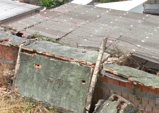 Muro cai em residência e deixa dois feridos na Zona Sul de Manaus. Foto: Reprodução/TV Norte Amazonas.