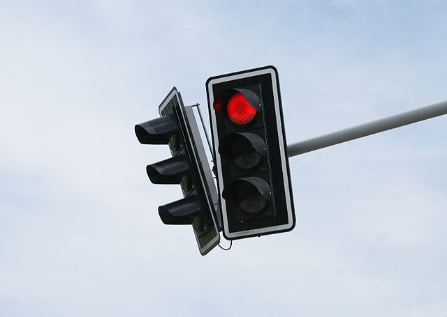 Tecnologia do semáforo pretende melhorar tráfego de veículos coletivos - Foto: Wikimedia/numb361