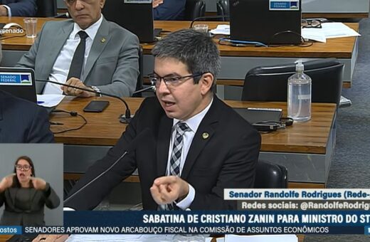 Líder do governo no Senado, Randolfe Rodrigues, participa da sabatina de Cristiano Zanin - Foto: Reprodução/TV Senado