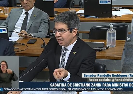 Líder do governo no Senado, Randolfe Rodrigues, participa da sabatina de Cristiano Zanin - Foto: Reprodução/TV Senado