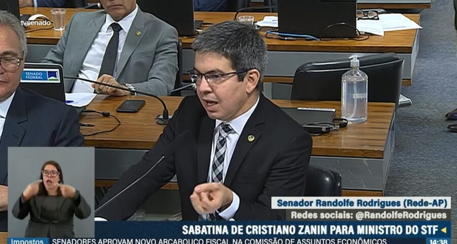 Líder do governo no Senado, Randolfe Rodrigues, participa da sabatina de Cristiano Zanin - Foto: Reprodução/TV Senado