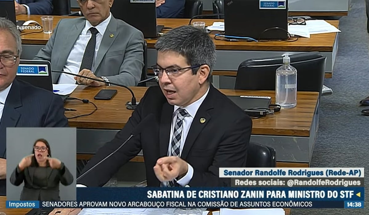 Líder do governo no Senado, Randolfe Rodrigues, participa da sabatina de Cristiano Zanin - Foto: Reprodução/TV Senado