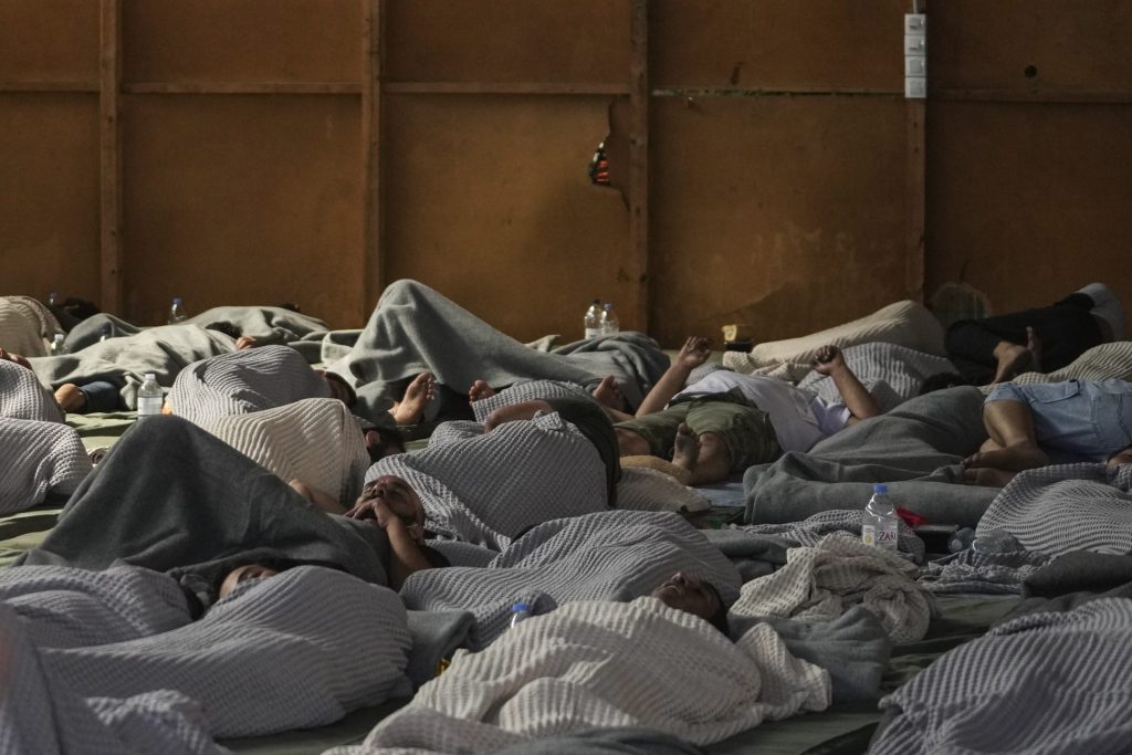 Sobreviventes do naufrágio estão concentrados em armazém na Grécia - Foto: Thanassis Stavrakis/Associated Press/Estadão Conteúdo