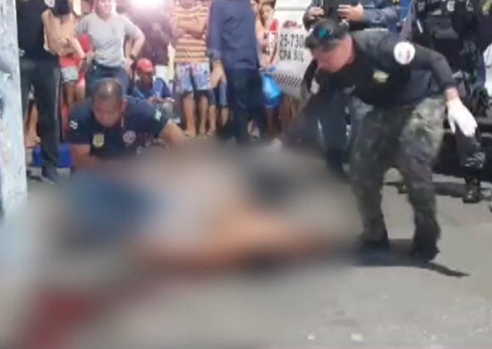 Suspeitos em carro matam taxista com 15 tiros na Zona Sul de Manaus. Foto: Reprodução/TV Norte Amazonas.