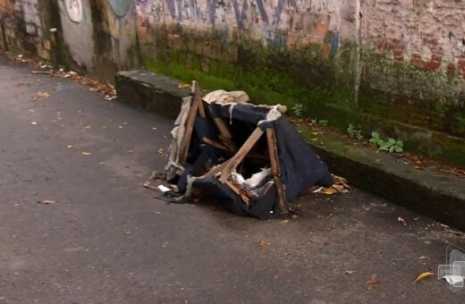 Suspeitos levam corpo em carrinho até beco da Zona Leste de Manaus. Foto: Reprodução/TV Norte Amazonas.