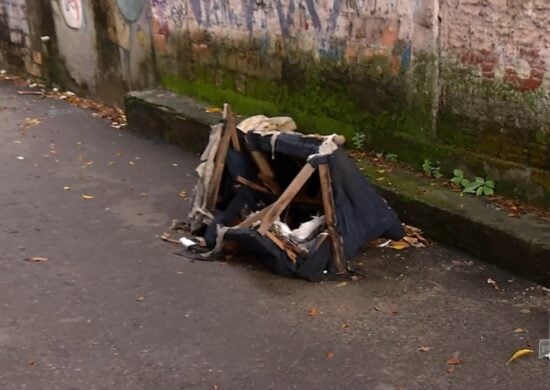 Suspeitos levam corpo em carrinho até beco da Zona Leste de Manaus. Foto: Reprodução/TV Norte Amazonas.