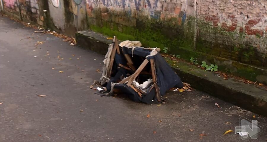 Suspeitos levam corpo em carrinho até beco da Zona Leste de Manaus. Foto: Reprodução/TV Norte Amazonas.