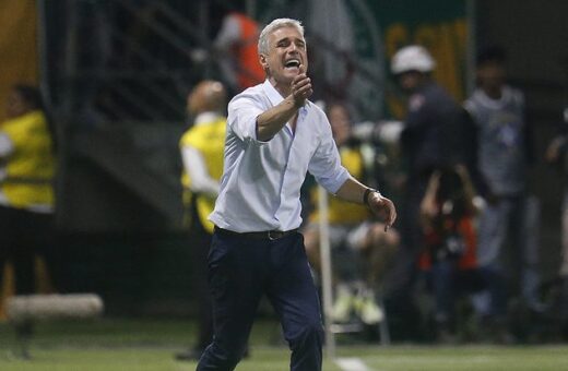 Luís Castro comandando o Botafogo no duelo de líderes com o Palmeiras - Foto: Vítor Silva/BFR/divulgação