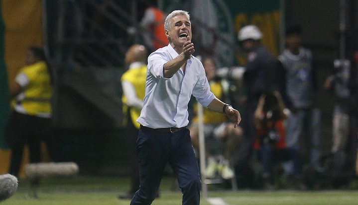 Luís Castro comandando o Botafogo no duelo de líderes com o Palmeiras - Foto: Vítor Silva/BFR/divulgação