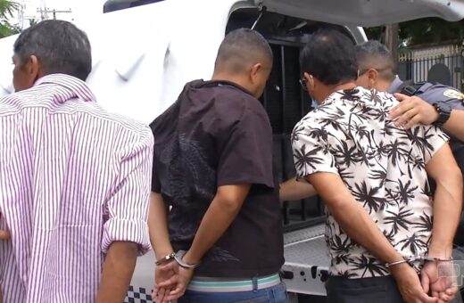 Trio suspeito de assaltar passageiros em ônibus é preso em Manaus. Foto: Reprodução/ TV Norte Amazonas.