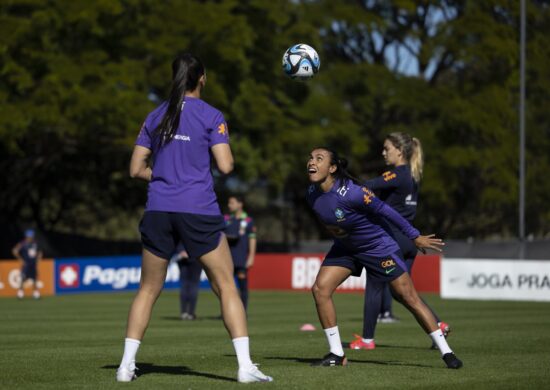 No treino da seleção brasileira de futebol feminino, a jogadora Marta sofreu uma pancada coxa esquerda e Nycole continuar sem treinar - Foto: Reprodução/ Thais Magalhães/CBF