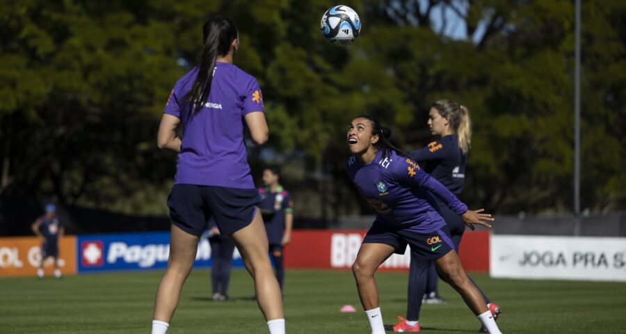 No treino da seleção brasileira de futebol feminino, a jogadora Marta sofreu uma pancada coxa esquerda e Nycole continuar sem treinar - Foto: Reprodução/ Thais Magalhães/CBF