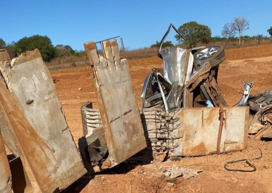 Com o impacto a estrutura de concreto foi arrancada do chão e ficou com as bases levantadas - Foto: Vitor Geovane/TV Norte Tocantins