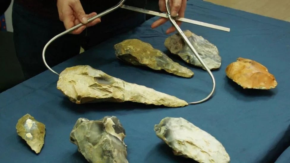 Artefatos de pedra são descobertos em raro local da Era do Gelo na Inglaterra