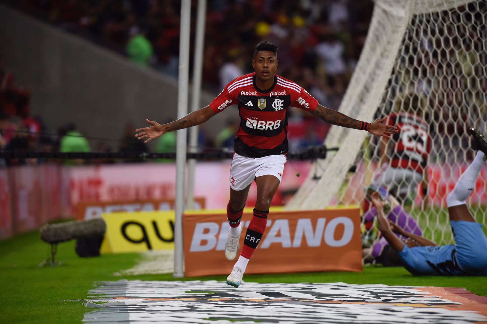 Bruno Henrique se machucou no jogo contra o Palmeiras, pelo Brasileirão - Foto: Reprodução/ Twitter@Brunohenrique