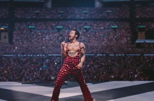 Cantor Harry Styles é atingido por objeto durante show na Áustria