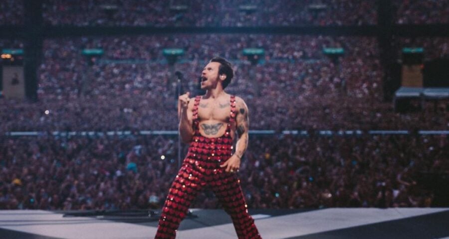 Cantor Harry Styles é atingido por objeto durante show na Áustria