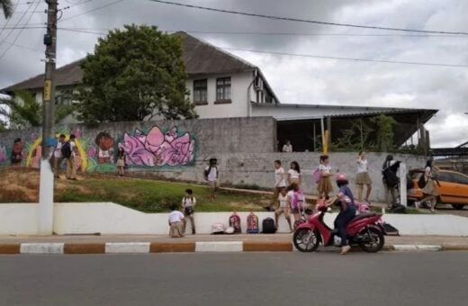 Catapora Alunos na frente da escola São José, no município de Cruzeiro do Sul- Foto: Reprodução/ WhatsApp