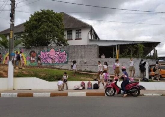 Catapora Alunos na frente da escola São José, no município de Cruzeiro do Sul- Foto: Reprodução/ WhatsApp