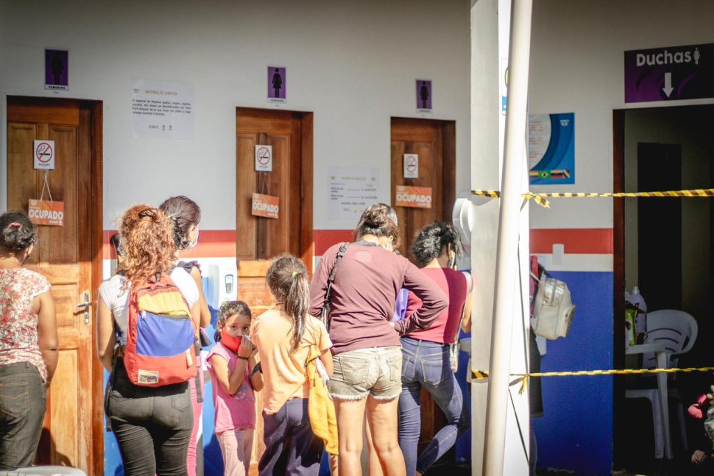 Cáritas instala 12 chuveiros para migrantes em situação de rua em RR