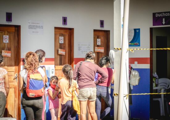 Cáritas instala 12 chuveiros para migrantes em situação de rua em RR