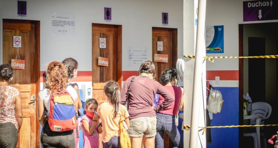 Cáritas instala 12 chuveiros para migrantes em situação de rua em RR