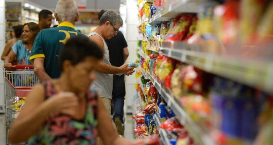 Na versão anterior do relatório da reforma tributária, a cesta básica era onerada em 50% da alíquota padrão do imposto único sobre consumo - Foto: Tânia Rêgo/Agência Brasil