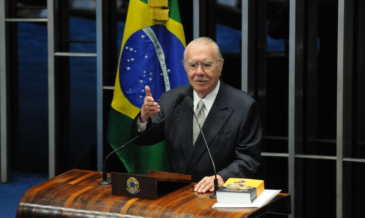 Ex-presidente José Sarney sofre queda em casa e é internado no Maranhão