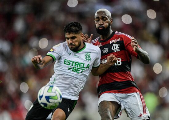 Gerson jogador do Flamengo disputa lance com Daniel Borges jogador do América durante partida no estádio Maracanã pelo campeonato Brasileiro A 2023 - Foto: Thiago Ribeiro/AGIF - Agência de Fotografia/ Estadão Conteúdo