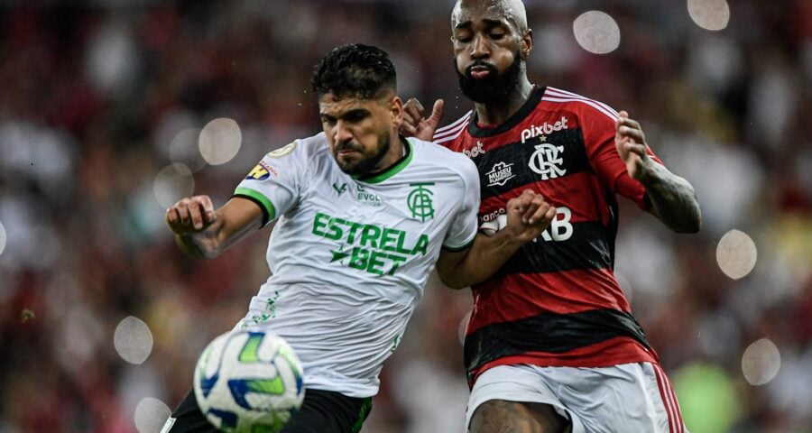 Gerson jogador do Flamengo disputa lance com Daniel Borges jogador do América durante partida no estádio Maracanã pelo campeonato Brasileiro A 2023 - Foto: Thiago Ribeiro/AGIF - Agência de Fotografia/ Estadão Conteúdo