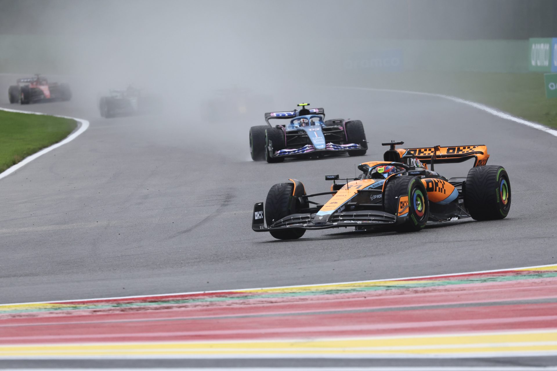 O atleta da McLaren, Oscar Piastri só ficou atrás de Max Verstappen, mas não sem antes ainda conseguir liderar algumas voltas - Foto: Geert Vanden Wijngaert/Associated Press/Estadão Conteúdo